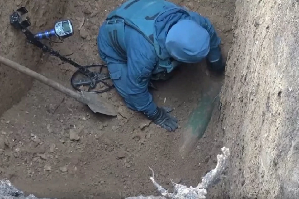 Саперы разминируют обширную территорию мариупольского металлургического комбината «Азовсталь». Фото: МЧС ДНР