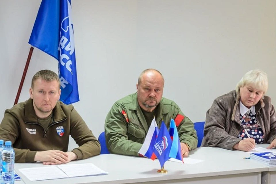 Андрей Скорый (в центре) возглавил отделение "Единой России" в Лисичанске. Фото: "Единая Россия"