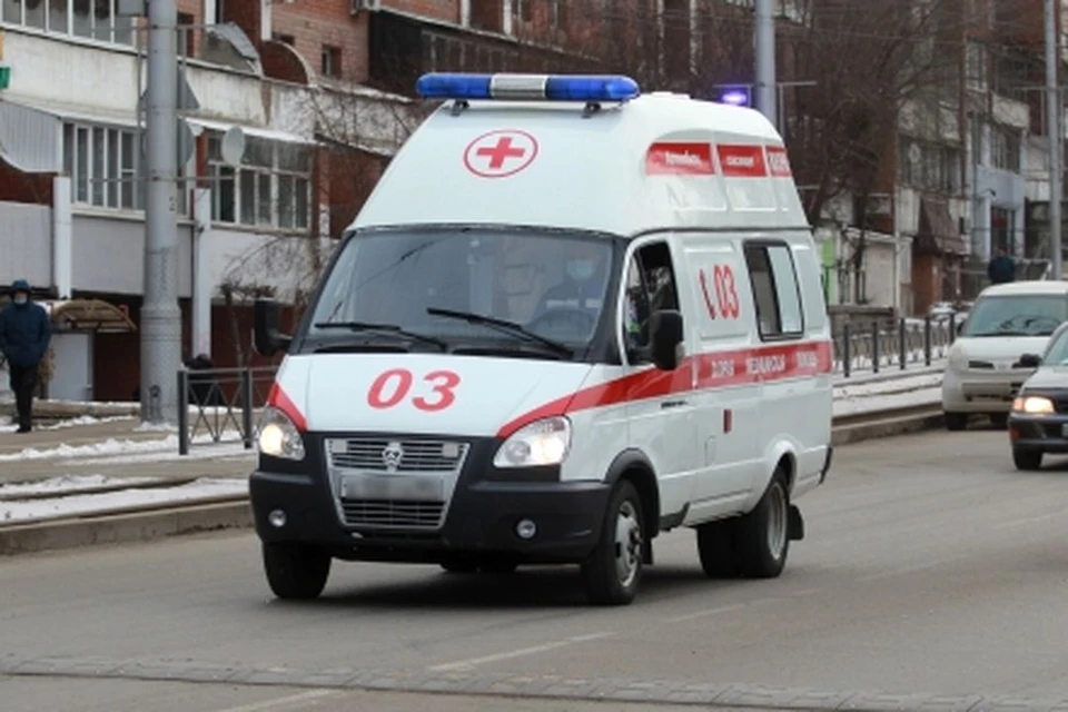 Мужчину увезли в больницу с разбитым лбом.