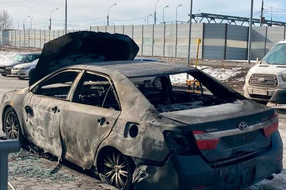 Огонь уничтожил авто.