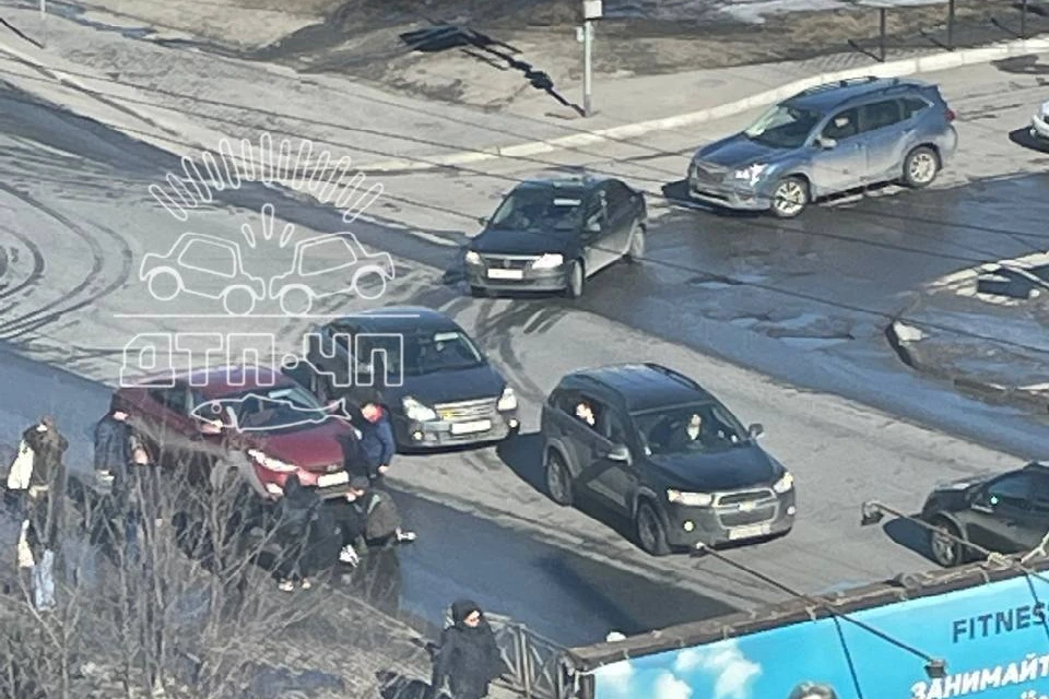 Пешеходов доставили в медучреждение. Фото: t.me/murmansk_chp