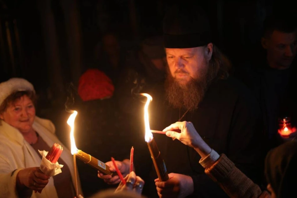 Огонь сошел в храме Гроба Господня. Фото: Екатеринбургская Епархия