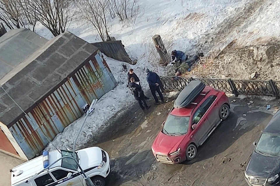 Утром 17 апреля в одном из дворов на улице Полярные Зори в Мурманске обнаружили тело мужчины. Фото: vk.com/murmansk_dtp