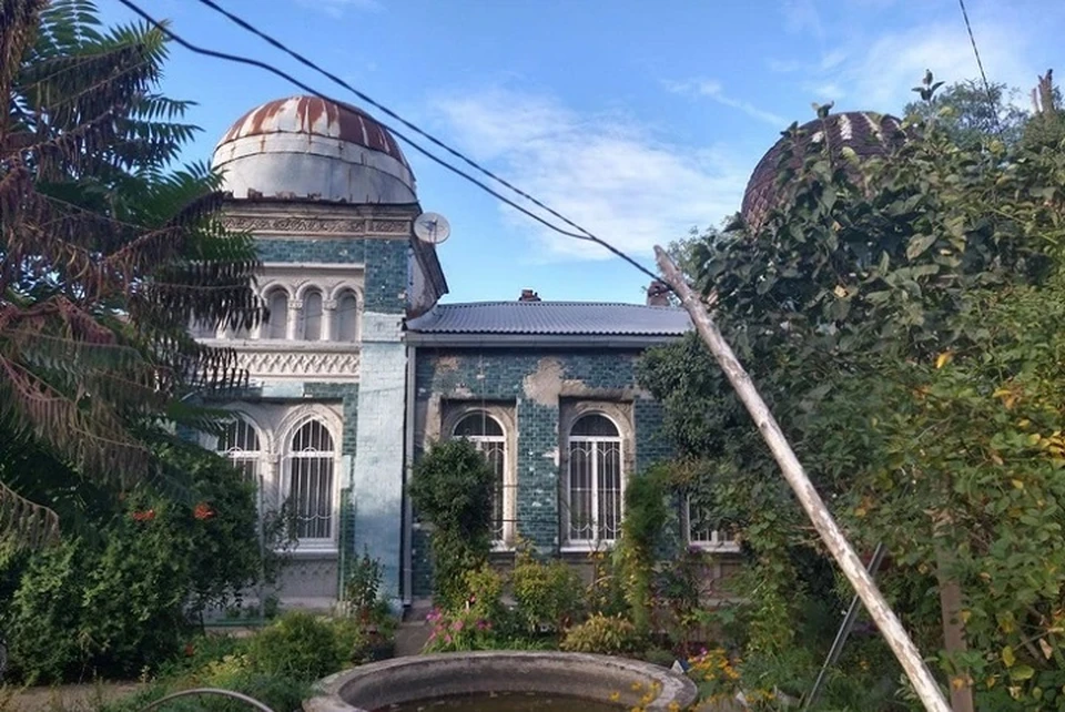 Особняк разрушается.