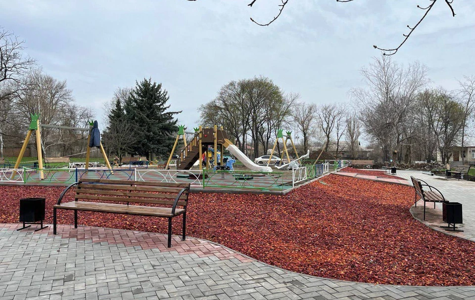 Специалисты установили новые детские площадки в парке. Фото: t.me/russian_center