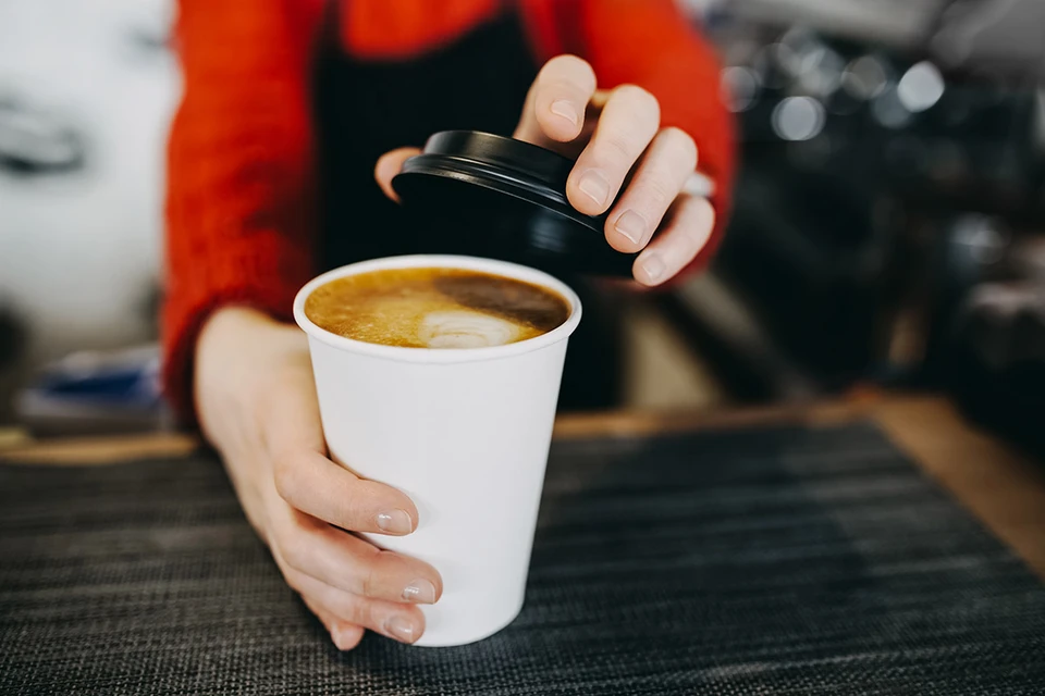 Ученые проверили, как пристрастие к кофе связано с физической активностью, нарушением сердечного ритма и сокращением времени сна