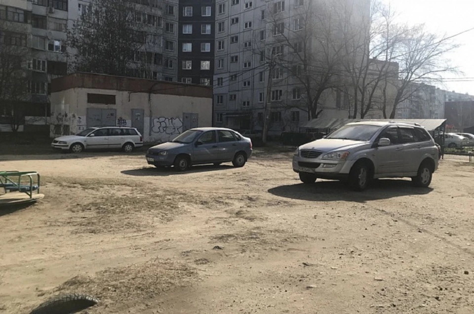 В Ярославле начались облавы на водителей, которые паркуют свои машины на газонах и рядом с детскими площадками.