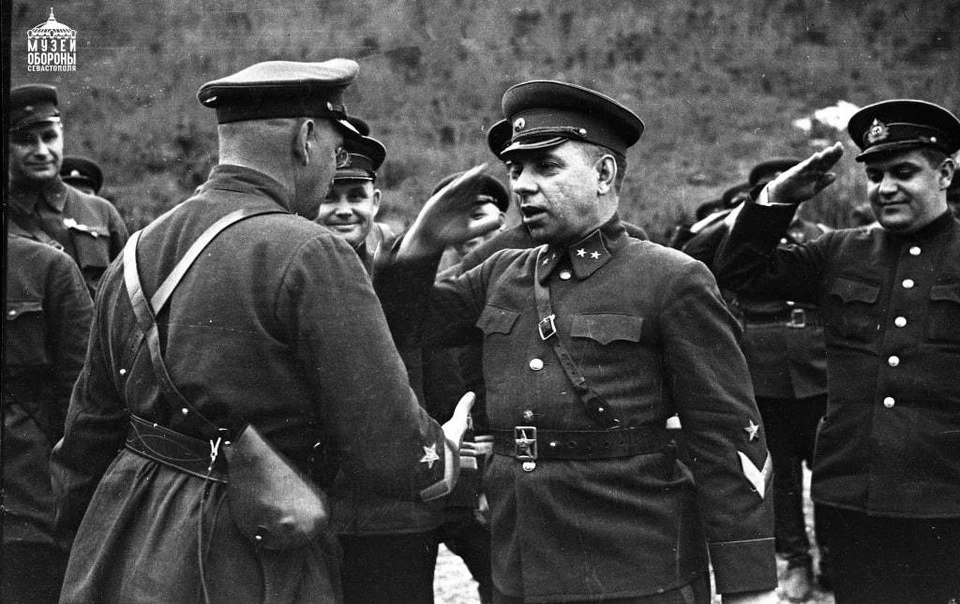 Генерал-майор Иван Петров вручает орден генерал-майору Николаю Крылову. Фото: Википедия