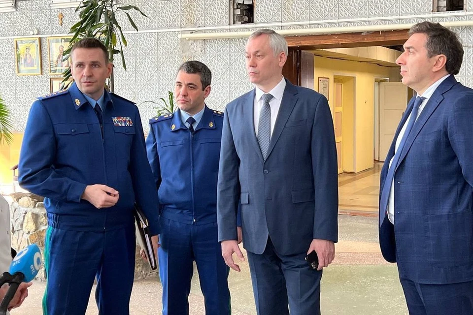 Госпиталь также посетили губернатор Андрей Травников и прокурор НСО Александр Бучман. Фото: Управление ГП РФ по СФО