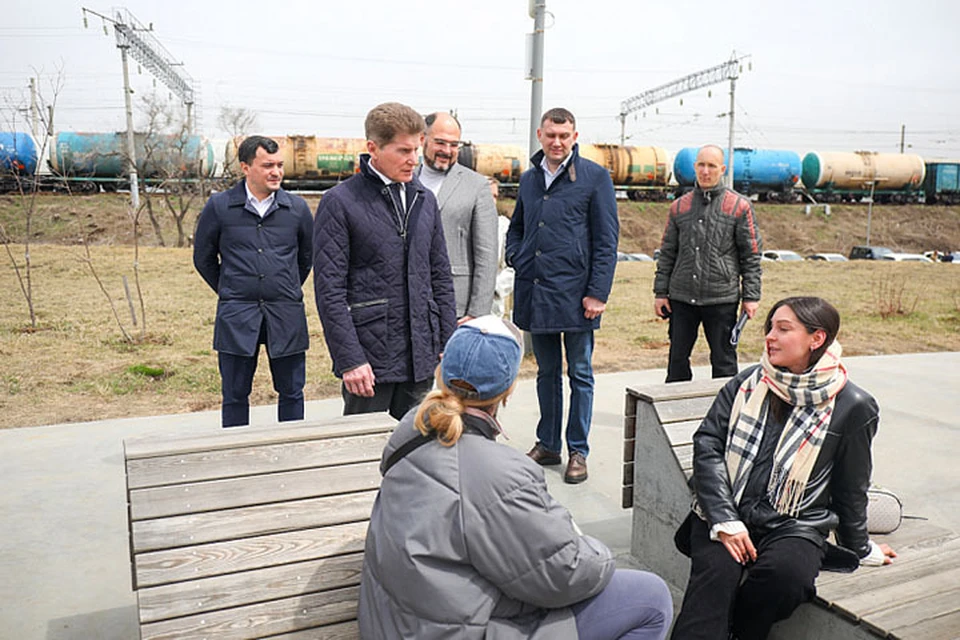 Олег Кожемяко вместе с Константином Шестаковым посетил набережные на Второй Речке.