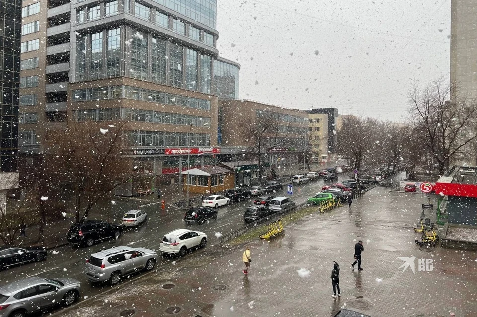 Хлопья снега завалили улицы города. Фото: читатель «КП-Екатеринбург»