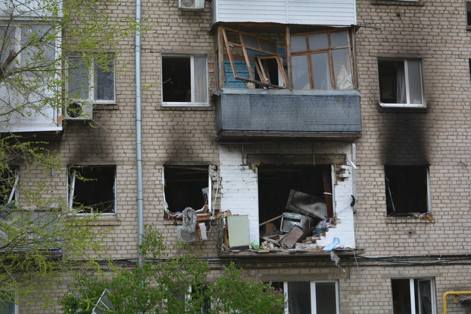 Сильно пострадали три квартиры, в десятках выбиты окна.