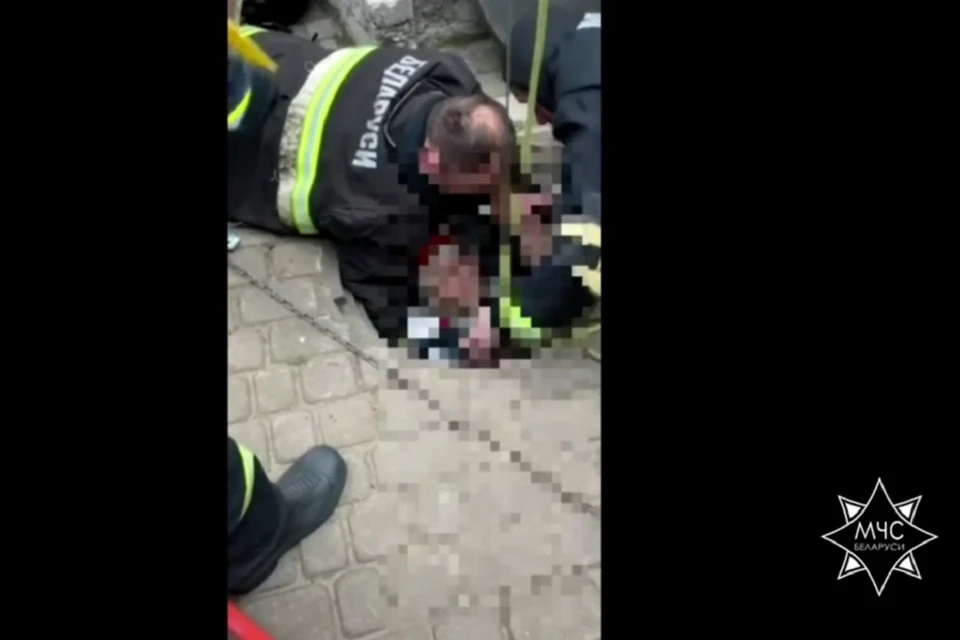 Пенсионерка провалилась в технический колодец у дома около 05.00 утра. Фото: стоп-кадр | видео МЧС