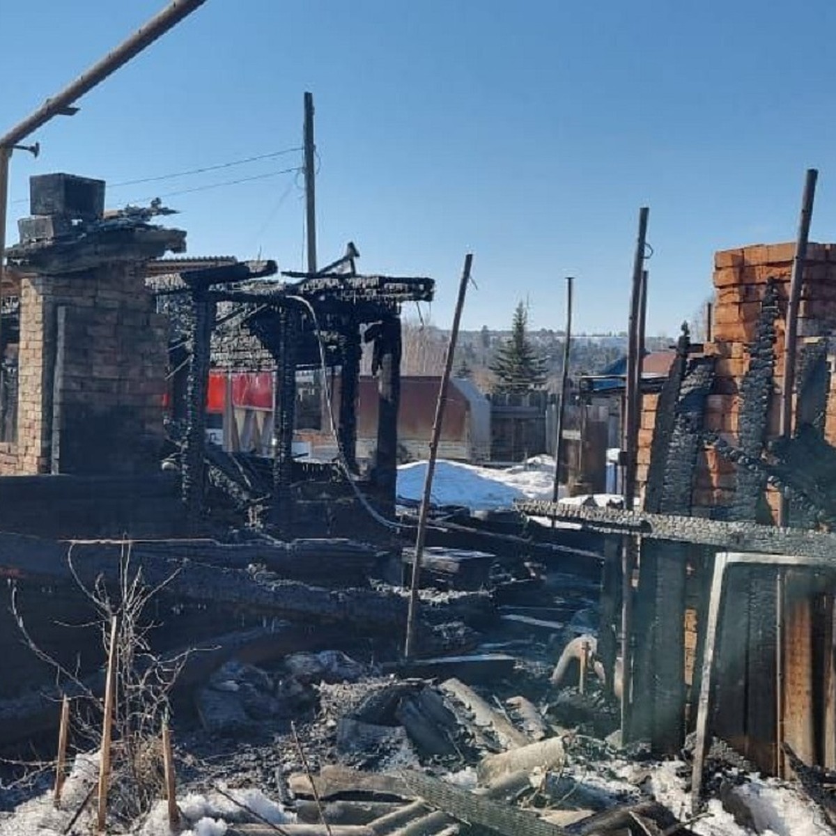 СК возбудил уголовное дело после гибели четырех человек на пожаре в Усть- Илимске - KP.RU