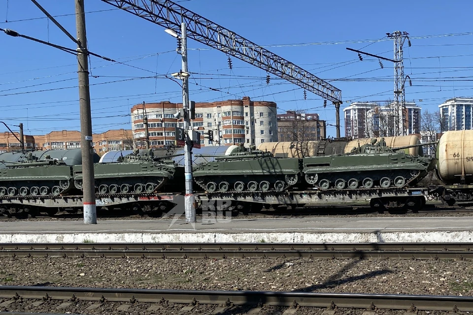 На вокзале Рязань-2 пассажиры засняли эшелон с военной бронетехникой.