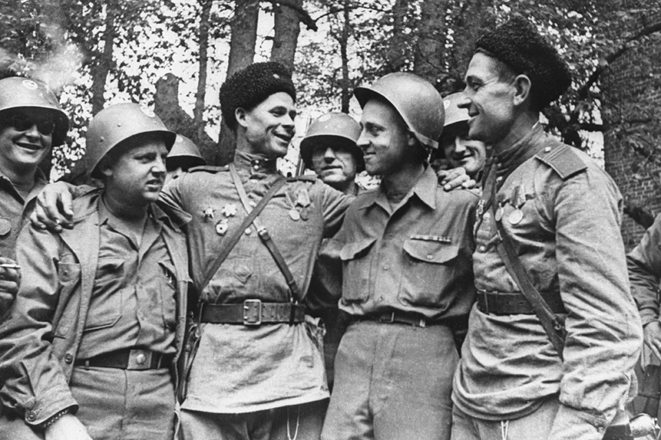Встреча американских и советских солдат на Эльбе в 1945 году.