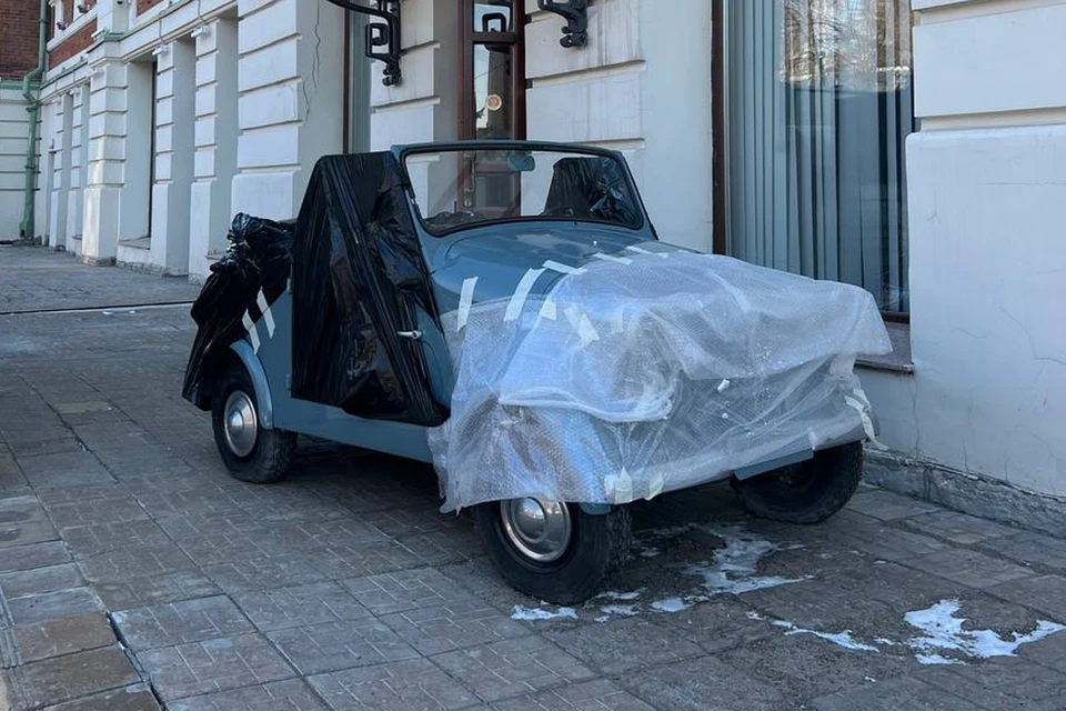 Более 10 человек занесли машину на руках. Фото: предоставлено Новосибирским краеведческим музеем