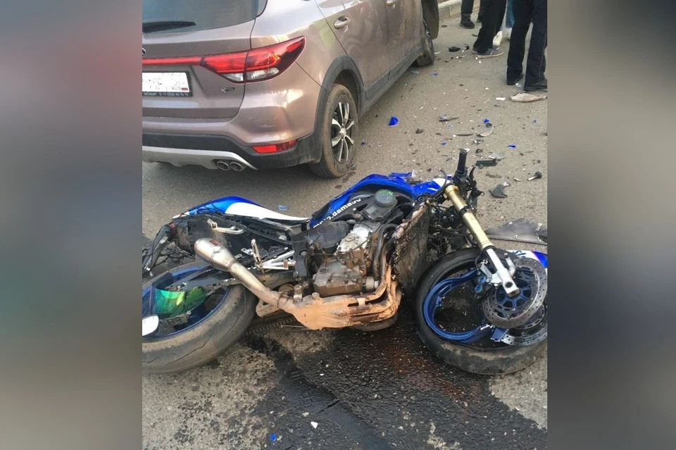 В момент аварий оба водителя мотоциклов находились в застегнутых шлемах.