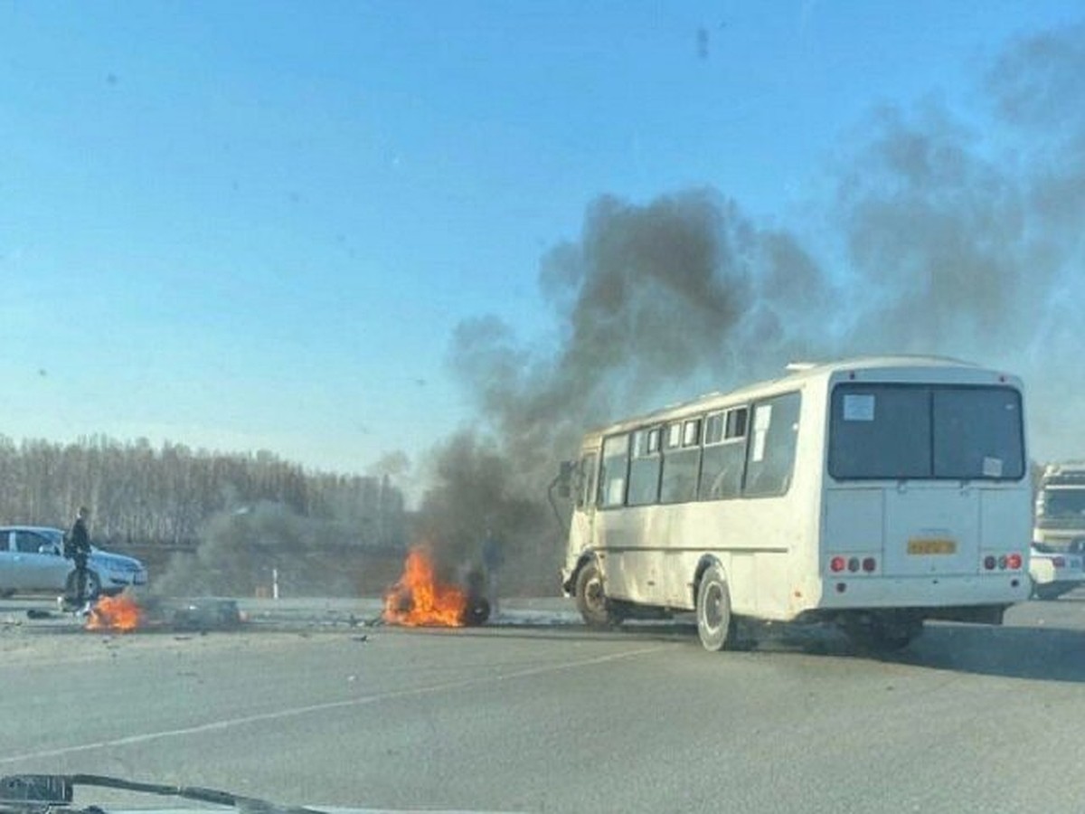 Мотоцикл вспыхнул от удара»: на Урале водитель байка погиб в столкновении с  автобусом - KP.RU