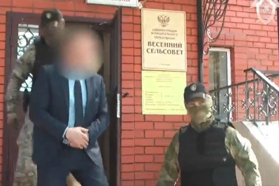 Бывшего чиновника задержали на рабочем месте. Фото: стоп-кадр с видео УФСБ России по Оренбургской области