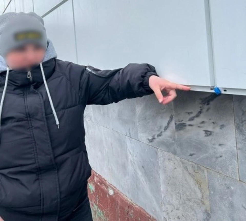 Полицейские обратили на девушку внимание, когда она пыталась что-то спрятать в фасаде дома