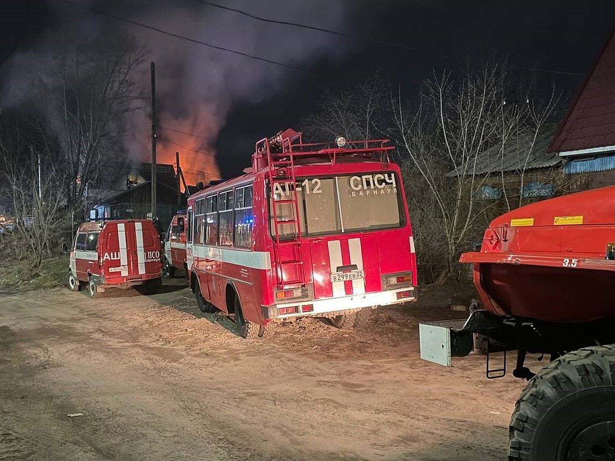 Серьезный пожар произошел в частном доме в Барнауле - KP.RU