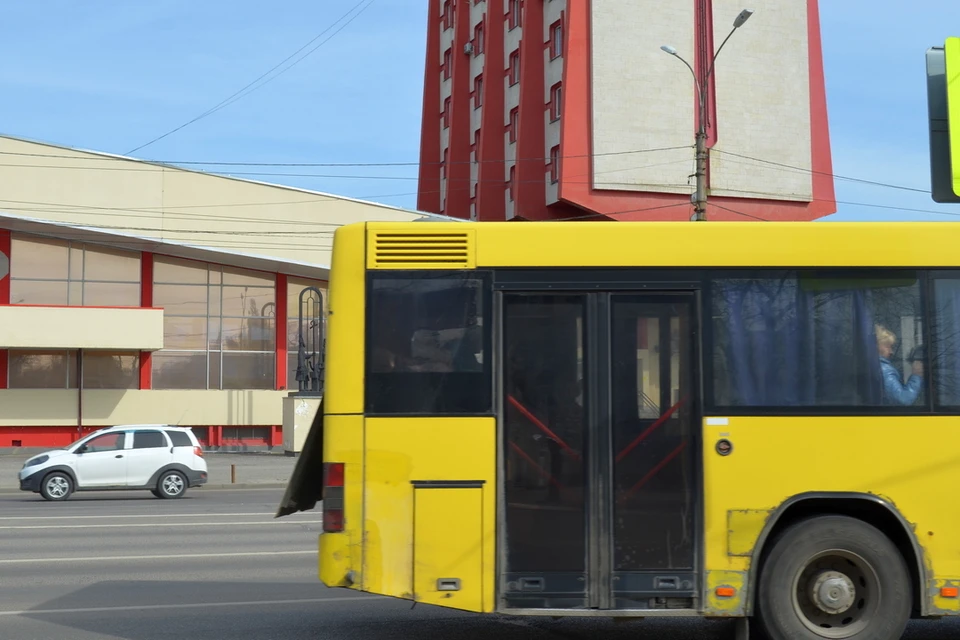 Водитель и пассажиры автобуса стали свидетели траха молодой, возбужденной парочки