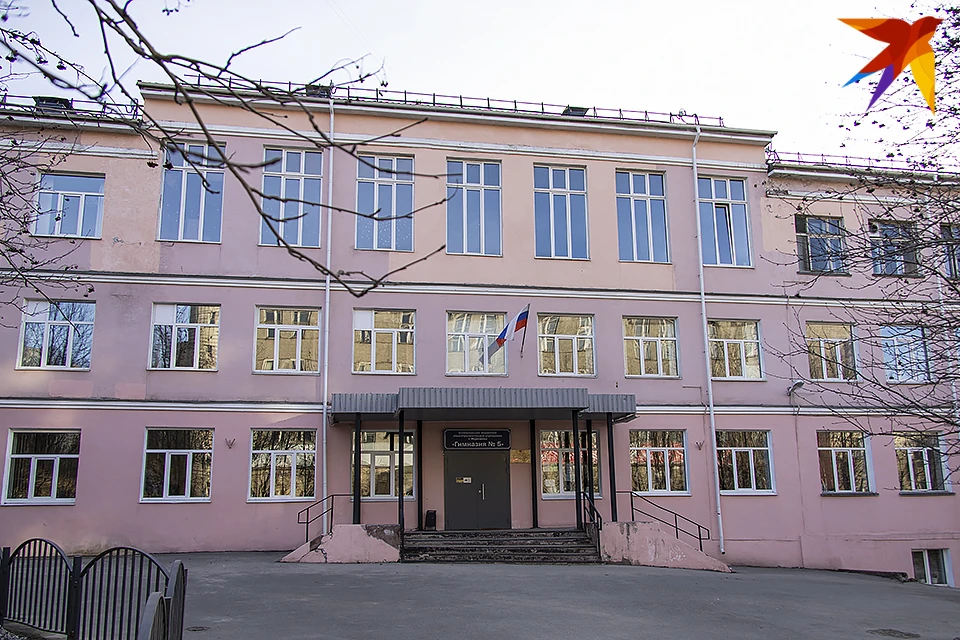 В школах Мурманска продолжается замена окон.