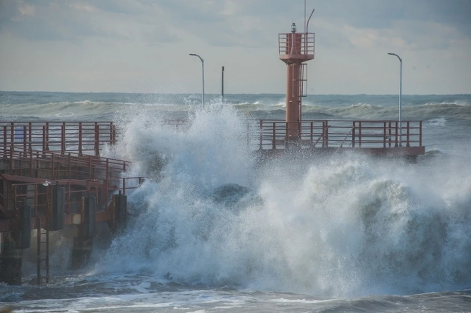 В Туапсинском районе Кубани суд обязал владельца затонувшего катера достать его со дна Черного моря