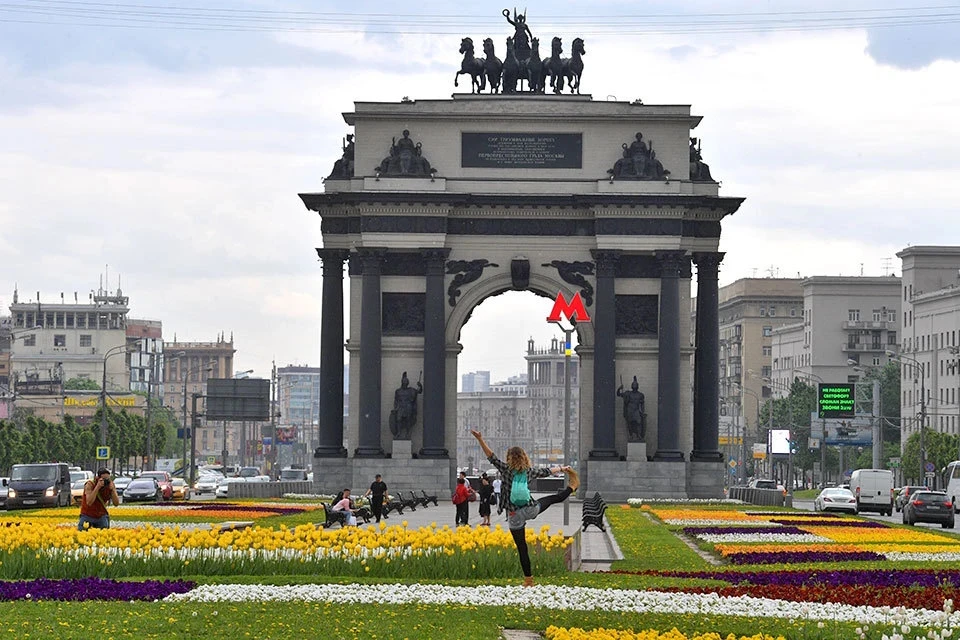 Триумфальную арку на Кутузовском проспекте в Москве промоют после зимы