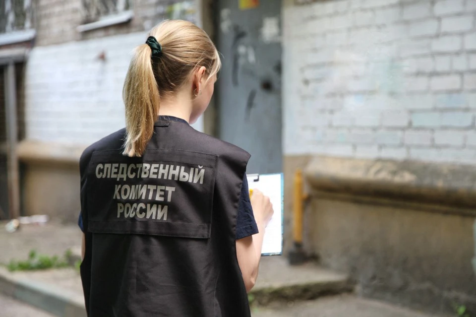 Следователи СУ СК проводят проверку после гибели женщины на пожаре в Бологое. Фото: СУ СК по Тверской области