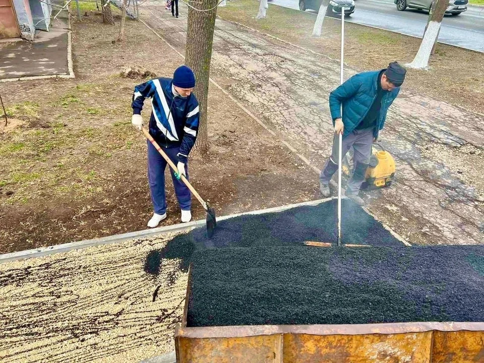 Во дворах меняют старый асфальт и приводят в порядок тротуары