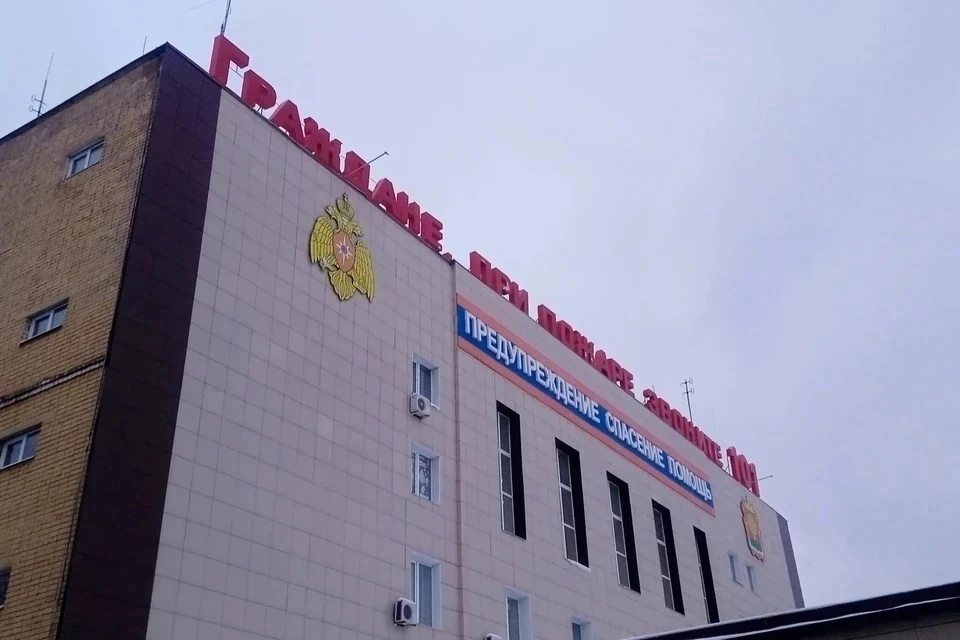 Пожарные вывели из горящего десятиэтажного дома на Смургиса 30 человека