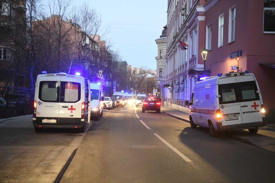 В школу вызвали врачей.