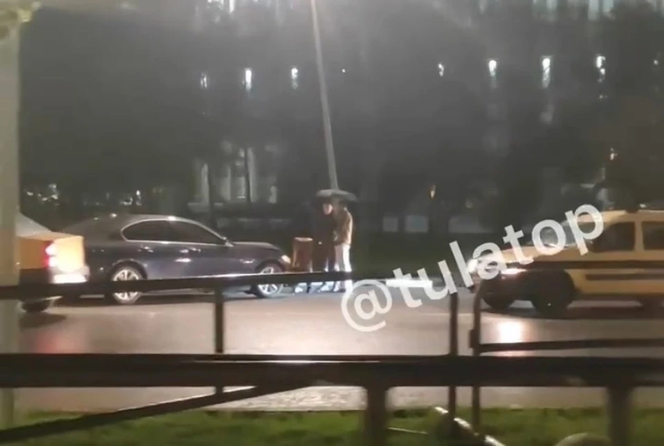 В Туле на Крестовоздвиженской площади автомобиль BMW врезался в столб