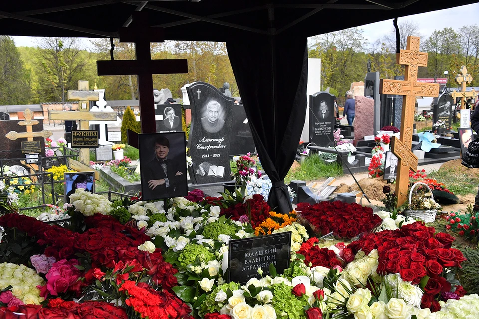 Знаменитого кутюрье Валентина Юдашкина похоронили на Троекуровском кладбище на аллее звезд.