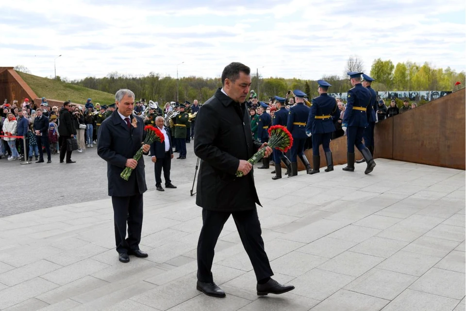 Садыр Жапаров и Вячеслав Володин возложили цветы к мемориалу.