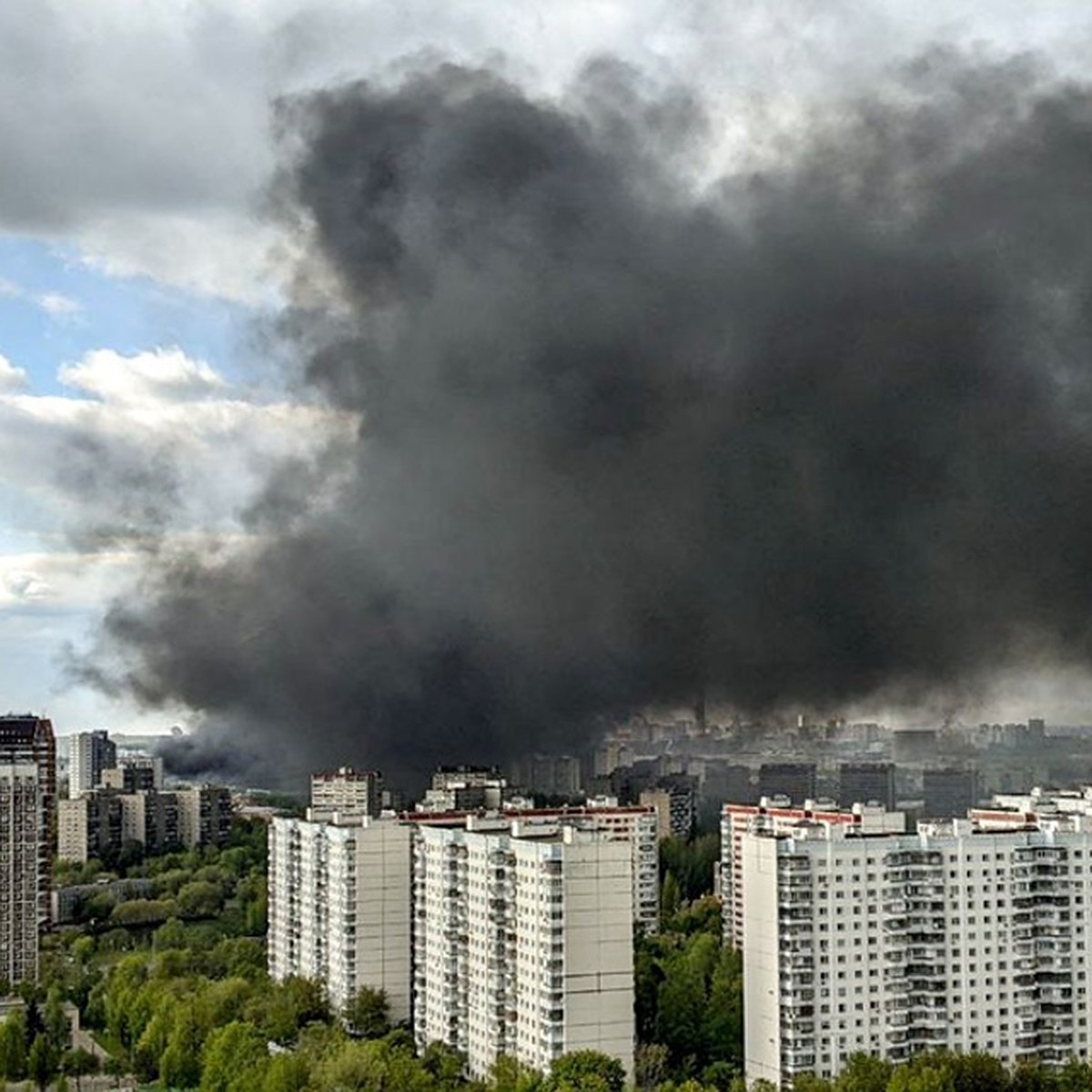 Строительные материалы горят на открытой площадке стройки на западе Москвы:  пожар охватил уже более 500 квадратных метров - KP.RU