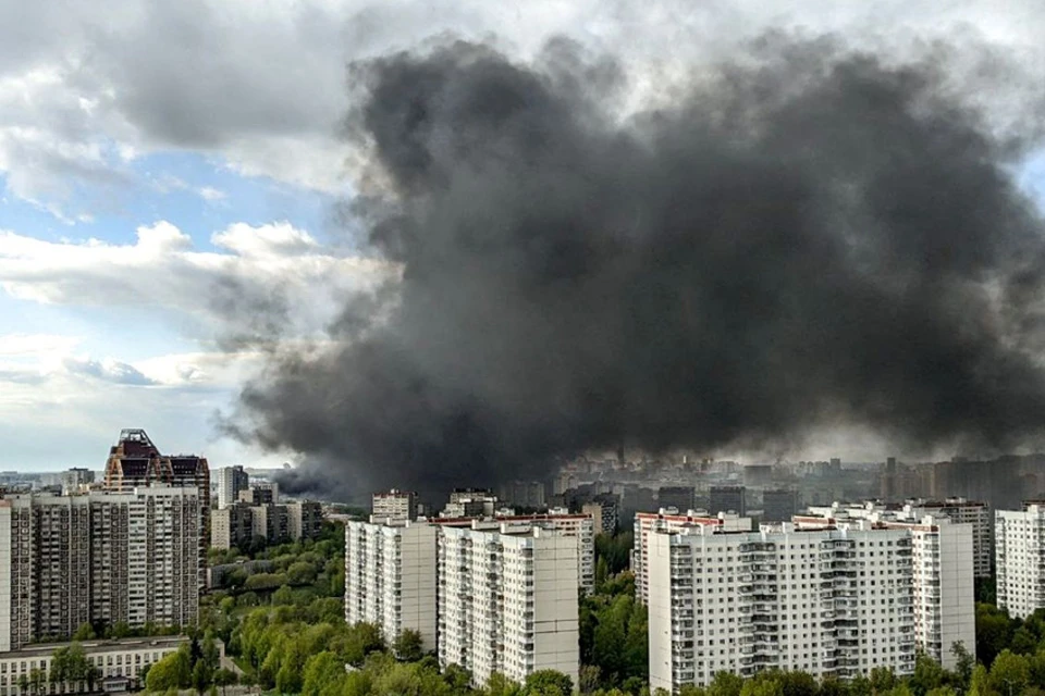Строительные материалы горят на открытой площадке стройки на западе Москвы: пожар охватил уже более 500 квадратных метров Фото: Анастасия Гарнелис/Оксана Крюченкова/ТАСС