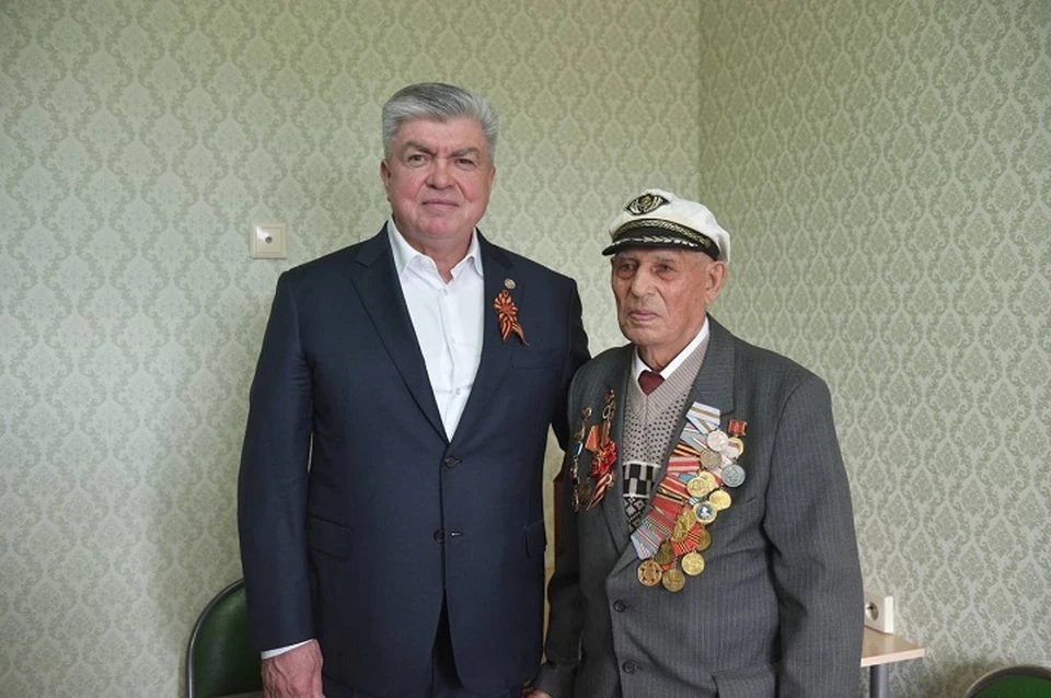 Наилю Магдееву удалось пообщаться с 96-летним ветераном Великой Отечественной войны Валентином Лысаком. Фото: пресс-служба мэра Набережных Челнов