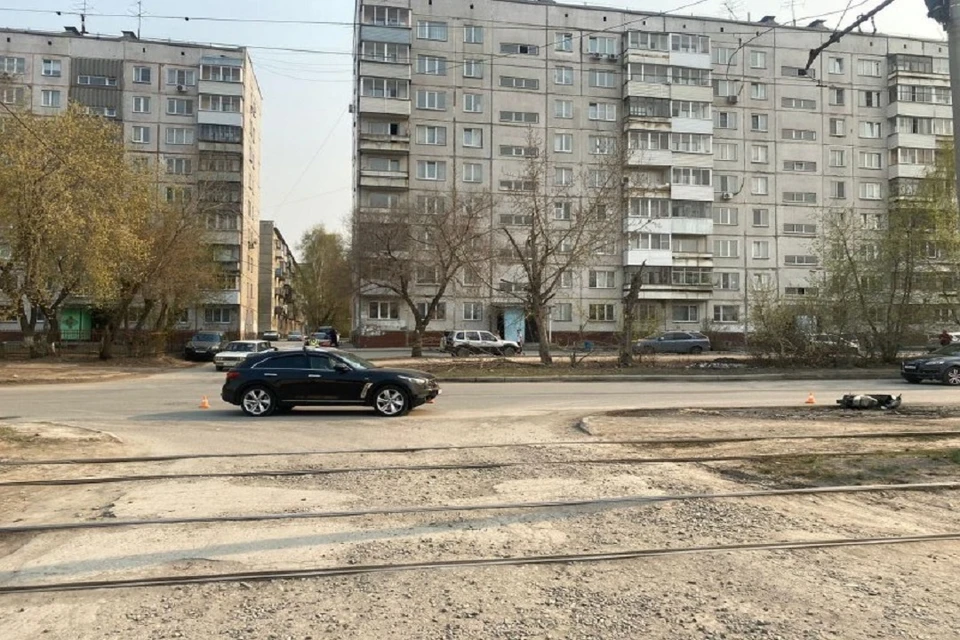 В Новосибирске водитель «Инфинити» столкнулся с подростком на мопеде. Фото: ГИБДД по Новосибирску.