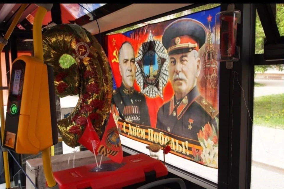 Цвет троллейбуса как будто специально создан для Дня Победы. Фото: департамент транспорта г. Самары