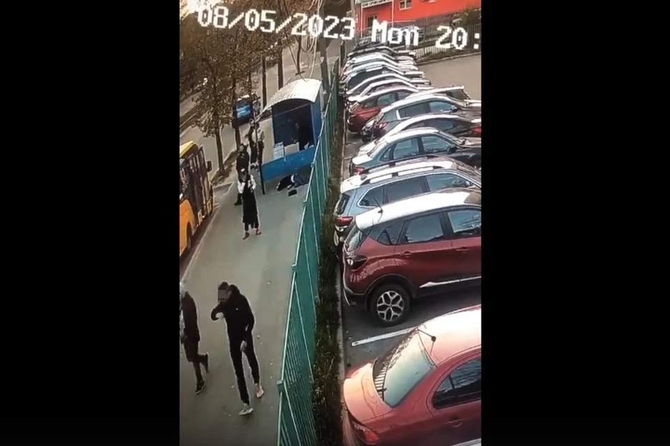 В Ярославле драка на автобусной остановке закончилась смертью одного из ее участников. Скриншот с видео, группа "Жесть Ярославль"