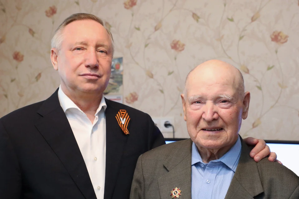 Александр Беглов побывал в гостях у ветерана Великой Отечественной войны Михаила Васильевича Володина / Фото: Смольный