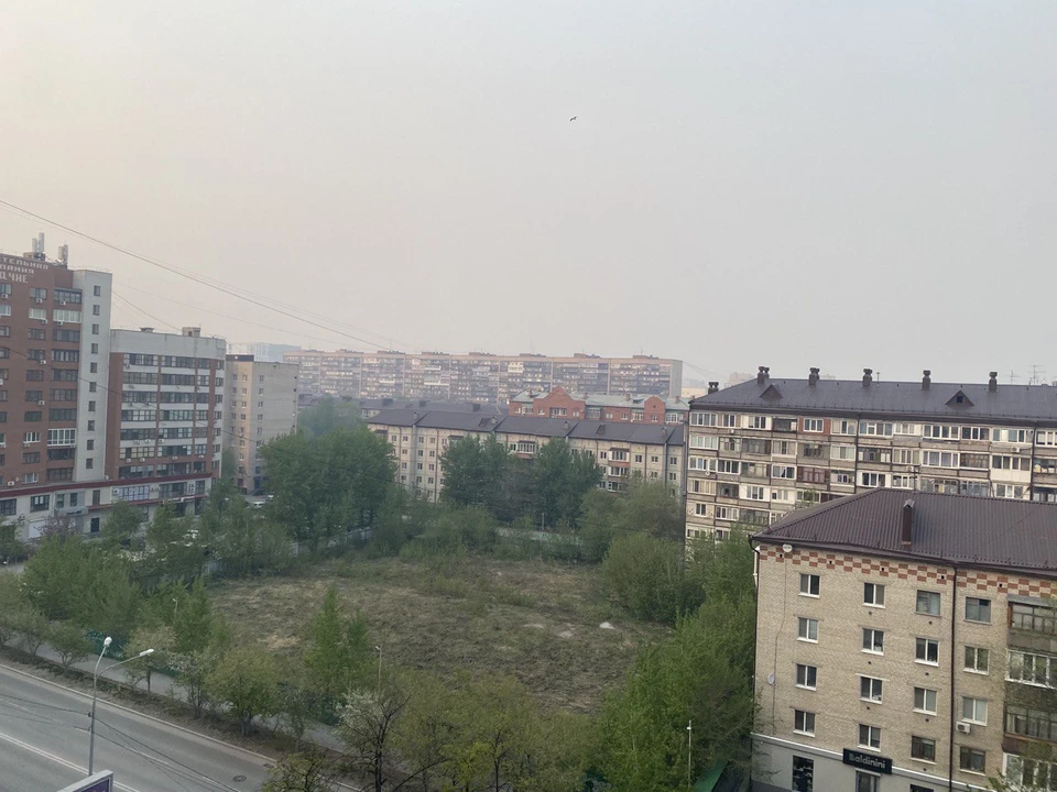 Специалисты советуют людям из чувствительных групп надевать защитную маску на улице.