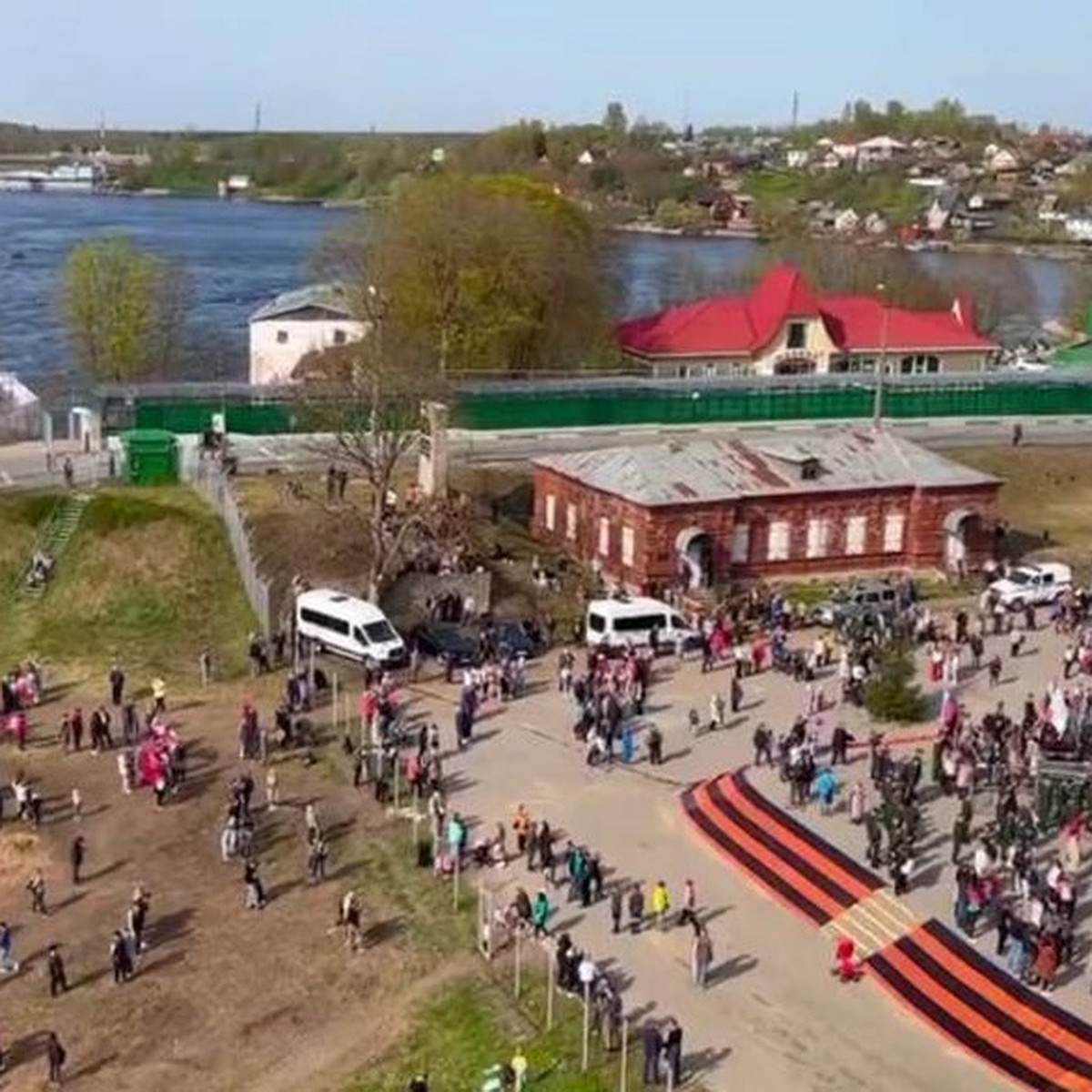 Концерт в честь Дня Победы в Ивангороде показали жителям эстонской Нарвы -  KP.RU