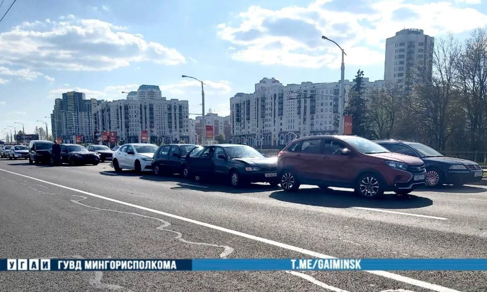 Шесть автомобилей столкнулись на проспекте Дзержинского в Минске. Фото: телеграм-канал УГАИ ГУВД Мингорисполкома