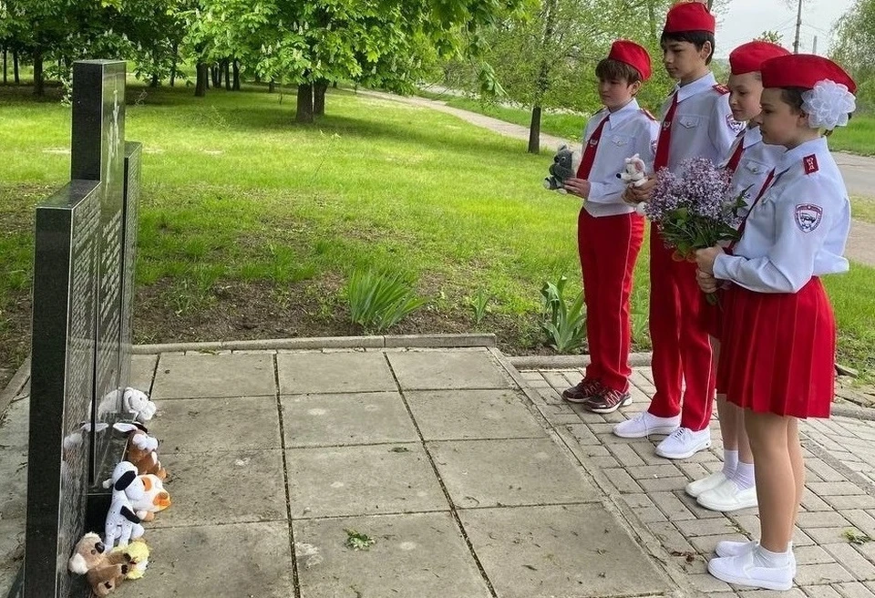 Правоохранители и юные инспекторы принесли к памятнику цветы и игрушки. Фото: МВД ДНР