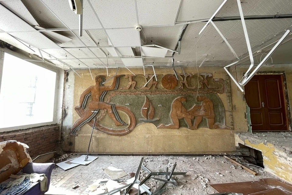 Во время ремонта в комнате охраны под гипсокартоном обнаружили объемную фреску. Фото: @gradosovet