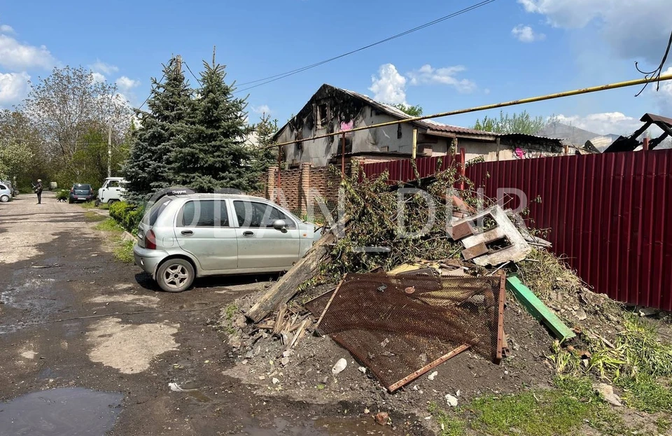 Дом в поселке Горняк сгорел в результате прямого попадания ВОП. Фото: ДАН